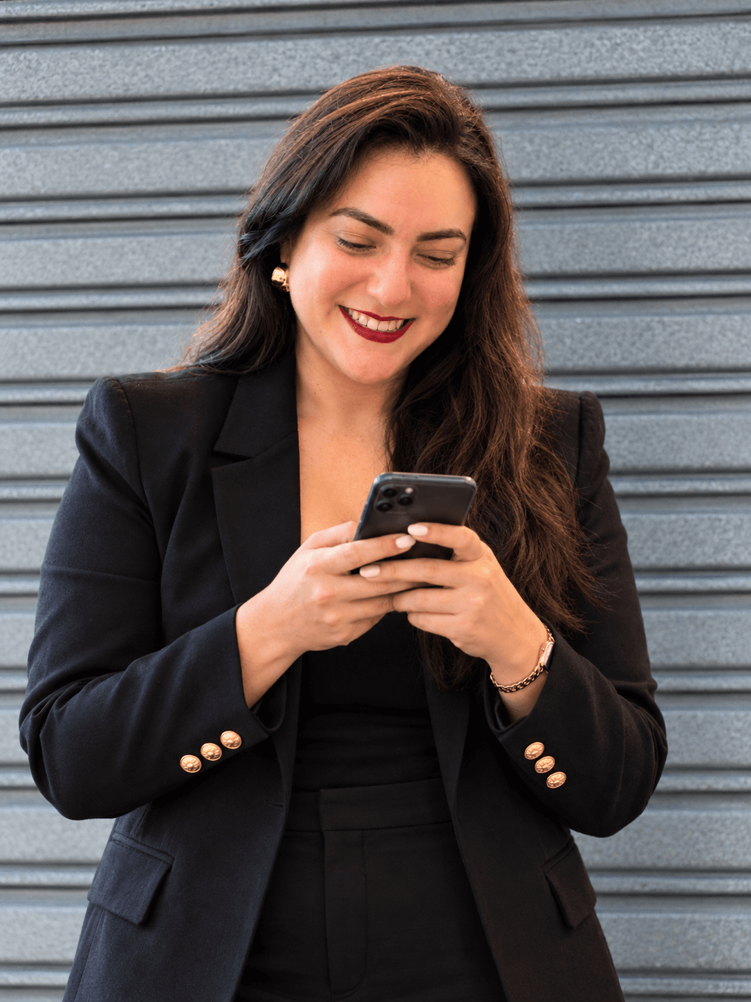 Nohely mirando su teléfono, con un gráfico decorativo de la plantilla
